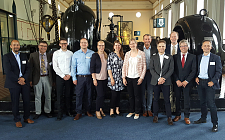 Gruppenfoto in der Pumpenhalle: Die KLAS-Projektpartner des SUBV, der hanseWasser, der Dr. Pecher AG und der Hochschule Bremen sowie Vertreter der Deutschen Bundesstiftung Umwelt auf dem Interkommunalen Erfahrungsaustausch "Starkregenvorsorge und Klimaanpassung" (KLAS II) am 9. Juli 2017 in Bremen