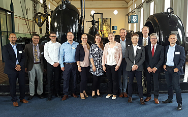 Gruppenfoto in der Pumpenhalle: Die KLAS-Projektpartner des SUBV, der hanseWasser, der Dr. Pecher AG und der Hochschule Bremen sowie Vertreter der Deutschen Bundesstiftung Umwelt auf dem Interkommunalen Erfahrungsaustausch 