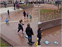 Foto des Wasserplatzes mit spielenden Kindern im Wasser